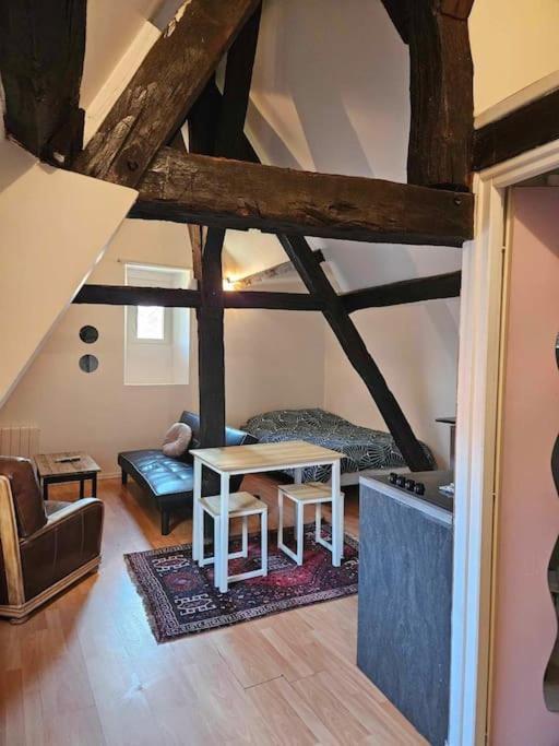 Apartamento Le Petit Medieval Montluçon Exterior foto