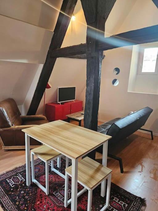 Apartamento Le Petit Medieval Montluçon Exterior foto
