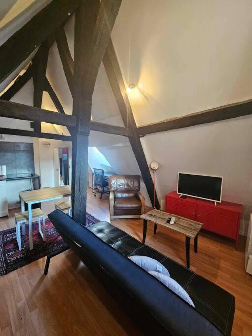 Apartamento Le Petit Medieval Montluçon Exterior foto